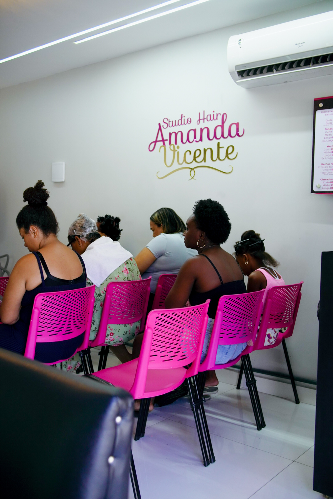 Clientes aguardando atendimento na recepção do Studio Hair Amanda Vicente
